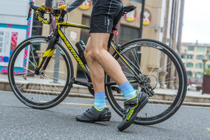 Mid crew road cycling socks blue and orange seamless toe design